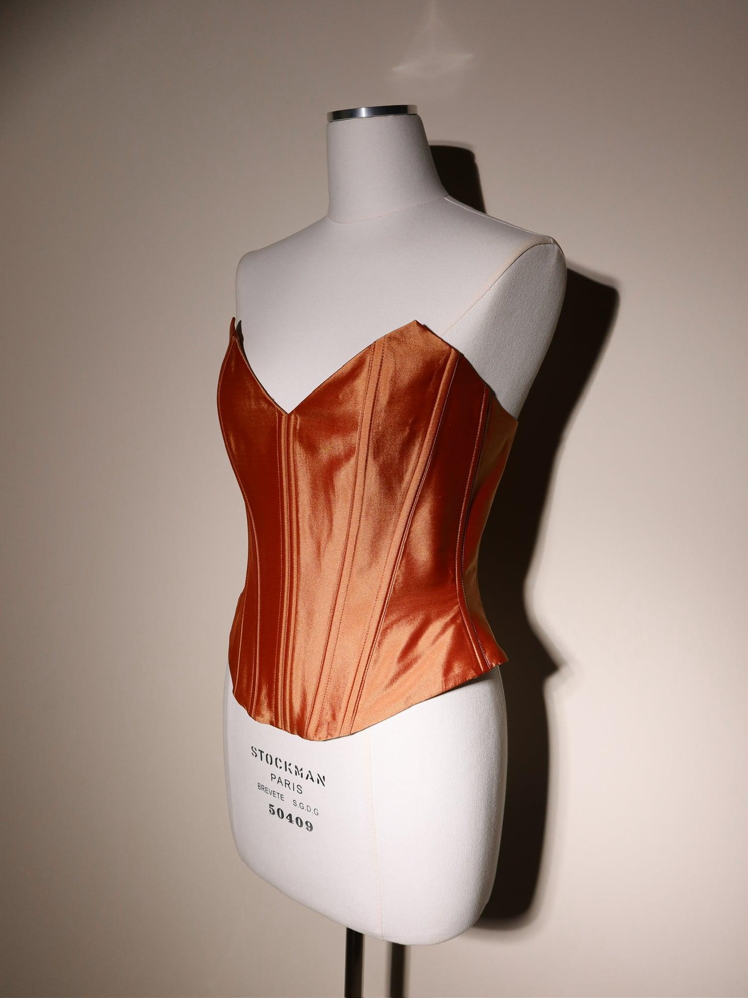 Бронзовый couture-корсет на manekene Stockman Paris в мастерской 9 ATELIER