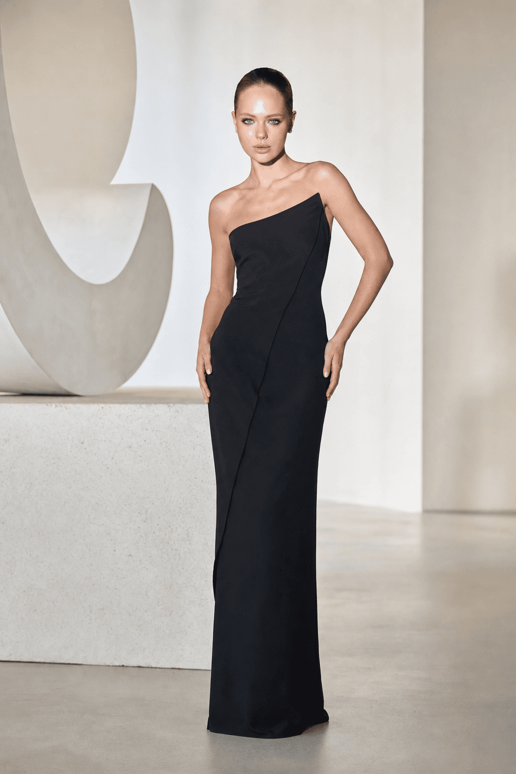 Чёрное вечернее платье one-shoulder