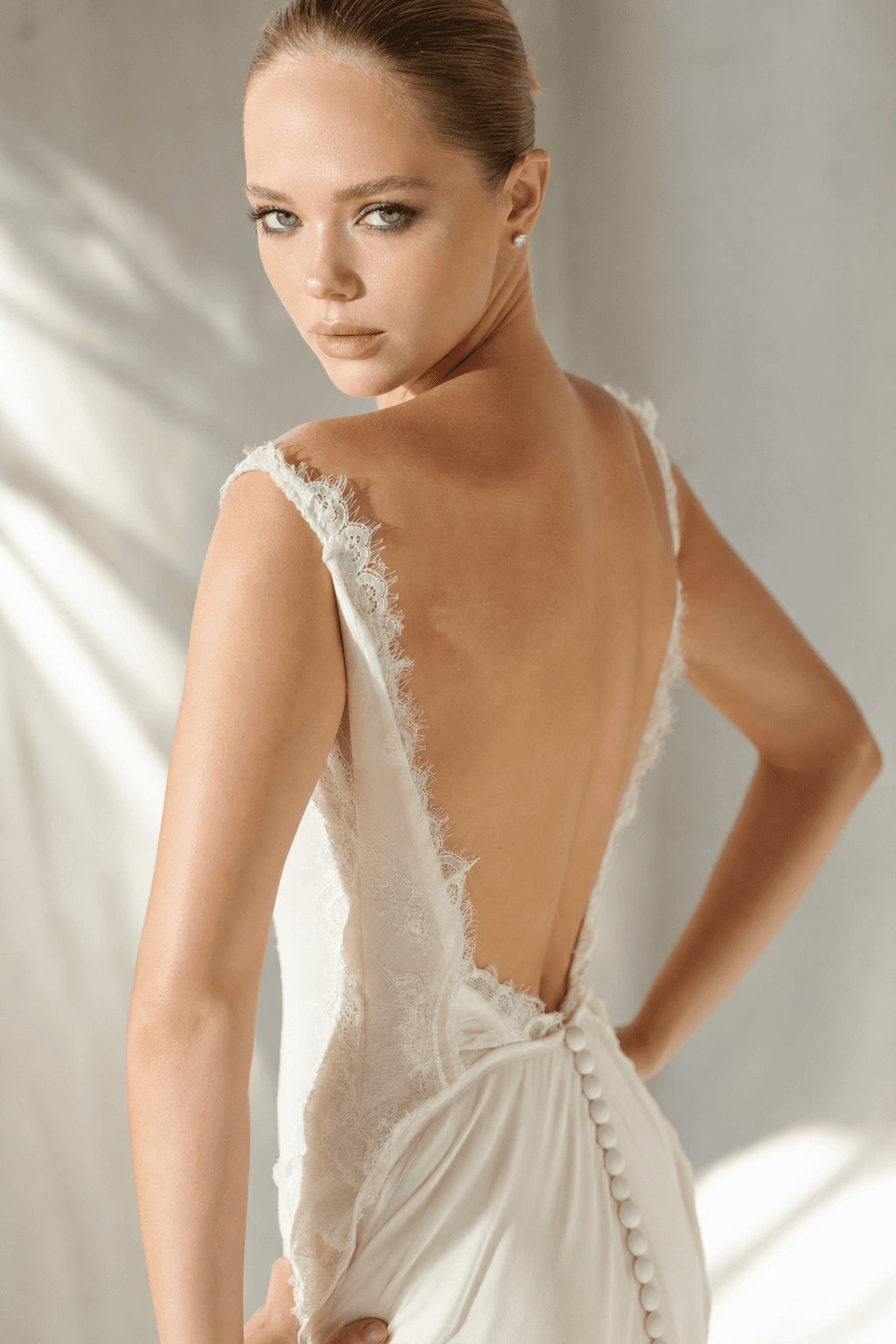 Деталь открытой спины свадебного платья 9 ATELIER