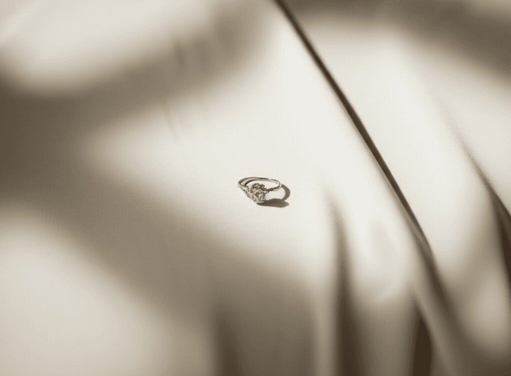 Кольцо вернулось: история помолвки Лили Коллинз и роль Одри Хепбёрн