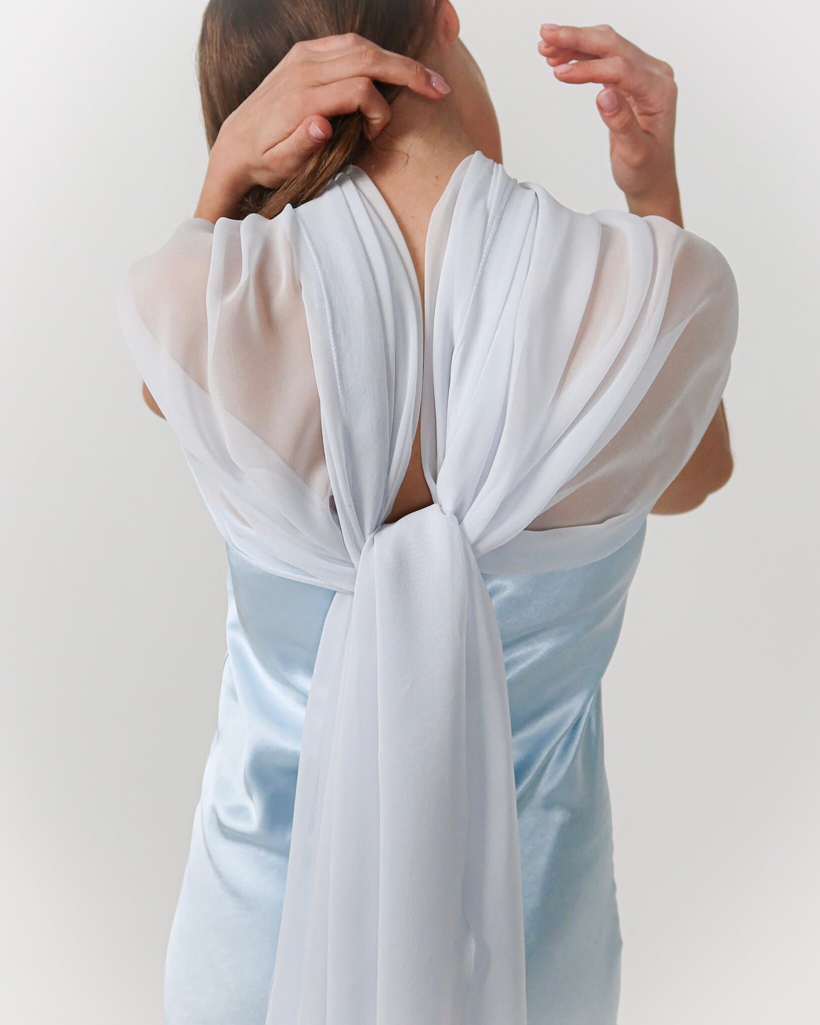 Невеста в голубом шёлковом платье с драпировкой на спине — работа 9 ATELIER