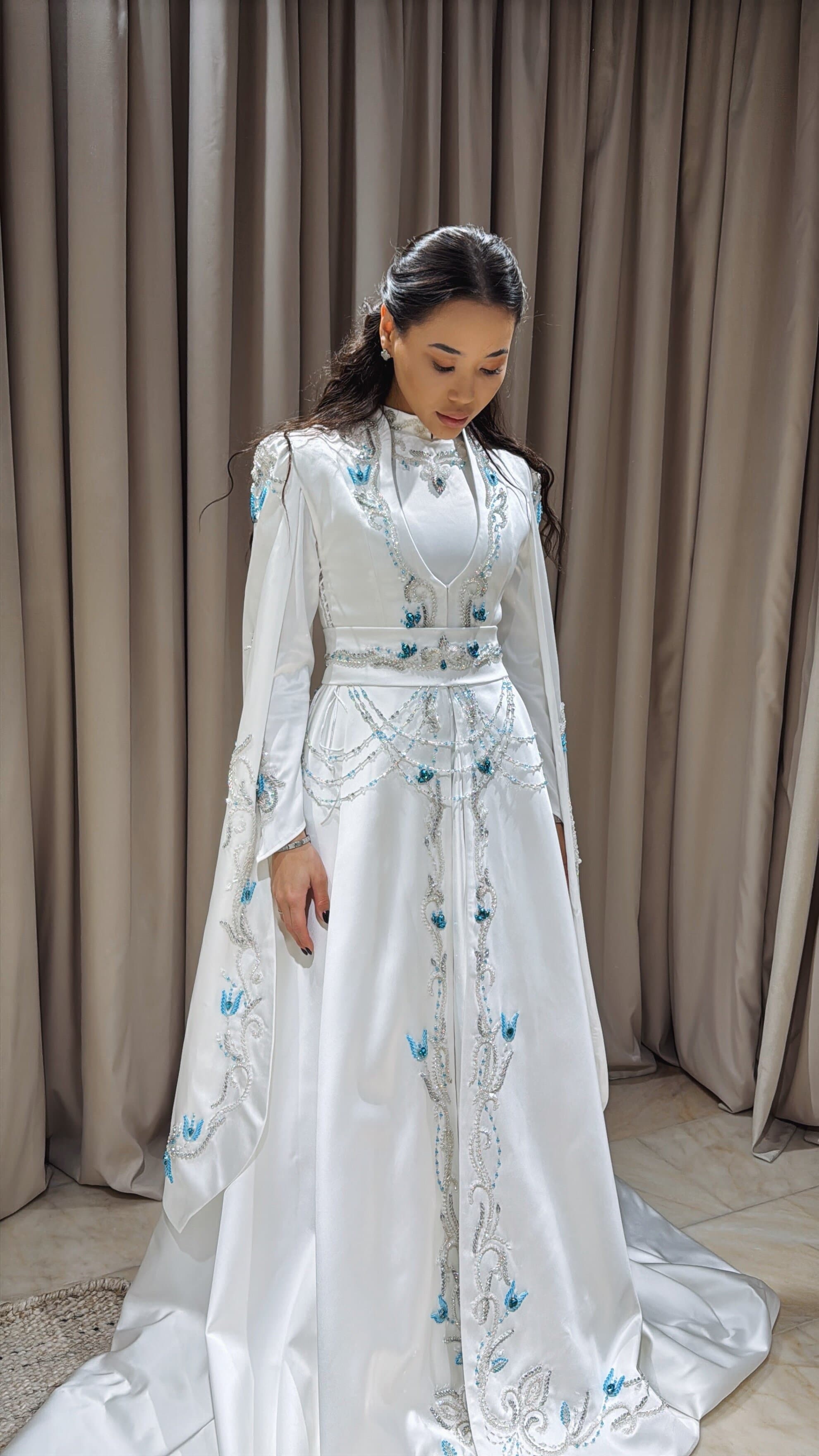 Невеста в свадебном платье с индивидуальной голубой вышивкой