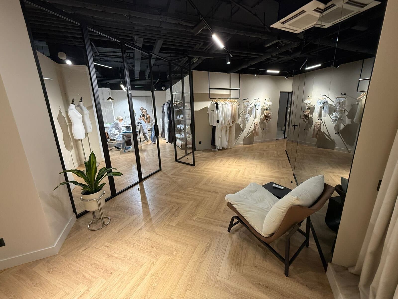 Манекены с платьями в мастерской 9 ATELIER