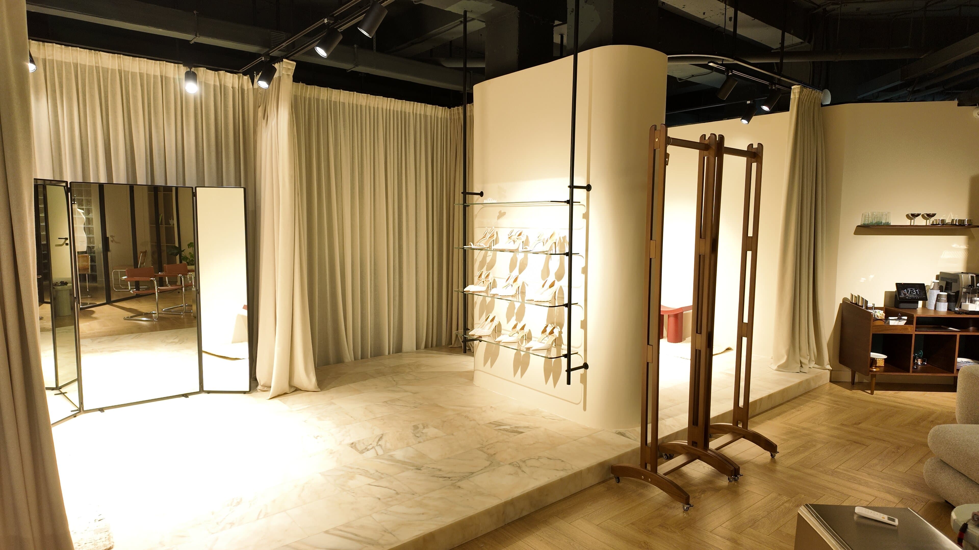 Интерьер ателье 9 ATELIER с зеркалами и занавесями