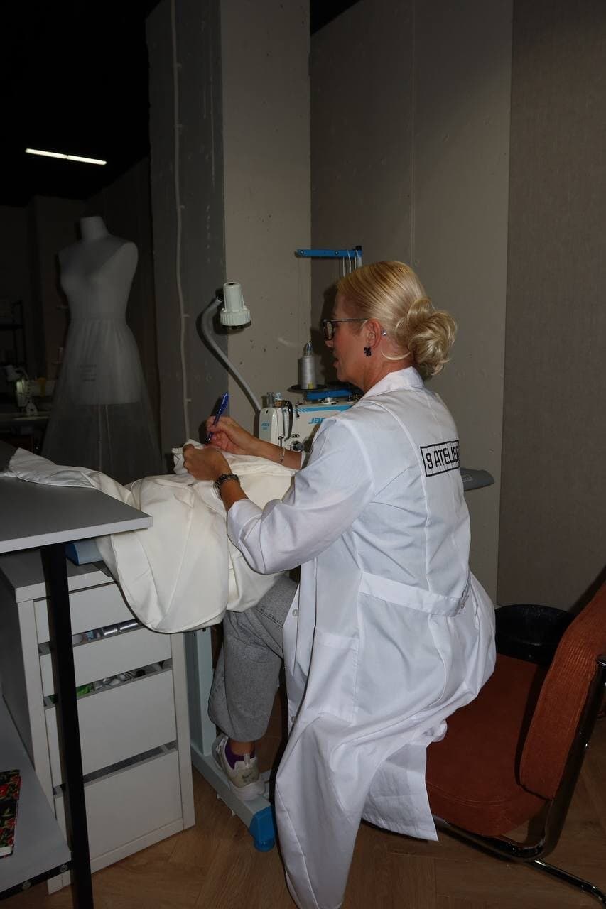 Мастерица 9 ATELIER за швейной машиной — процесс пошива